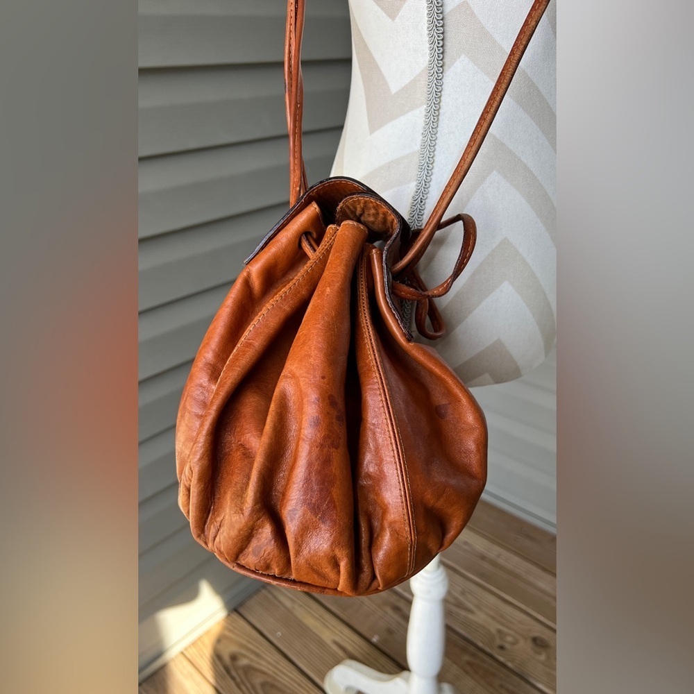 Vintage Strawbridge & Clothier leather drawstring bucket bag cognac ITALY ๐ฎ๐น - Picture 3 of 14